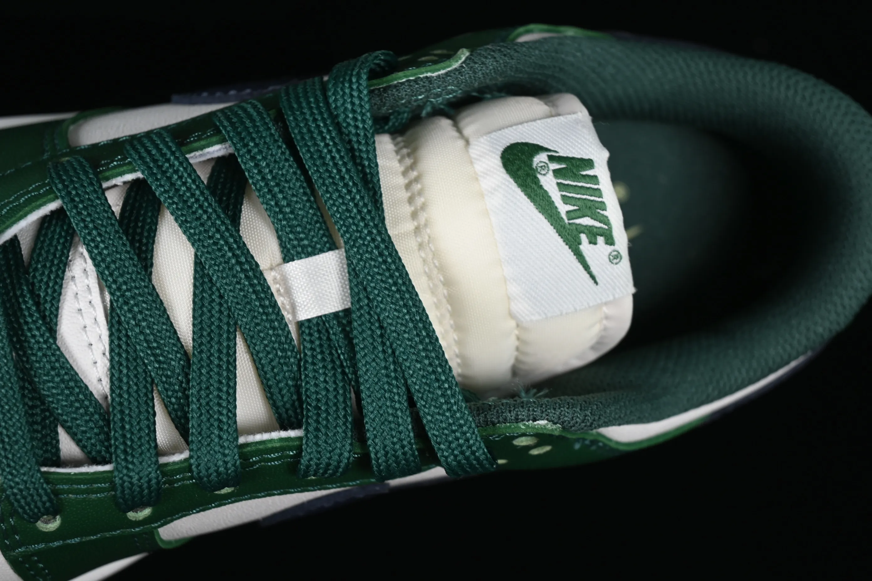 All Categories Nk SB Dunk Series Nk SB Dunk Low Low-top sneakers Cost-effective version Nk Dunk Low "Gorge Green" Retro white and green SB low-top sports and leisure sneakers DD1503-300